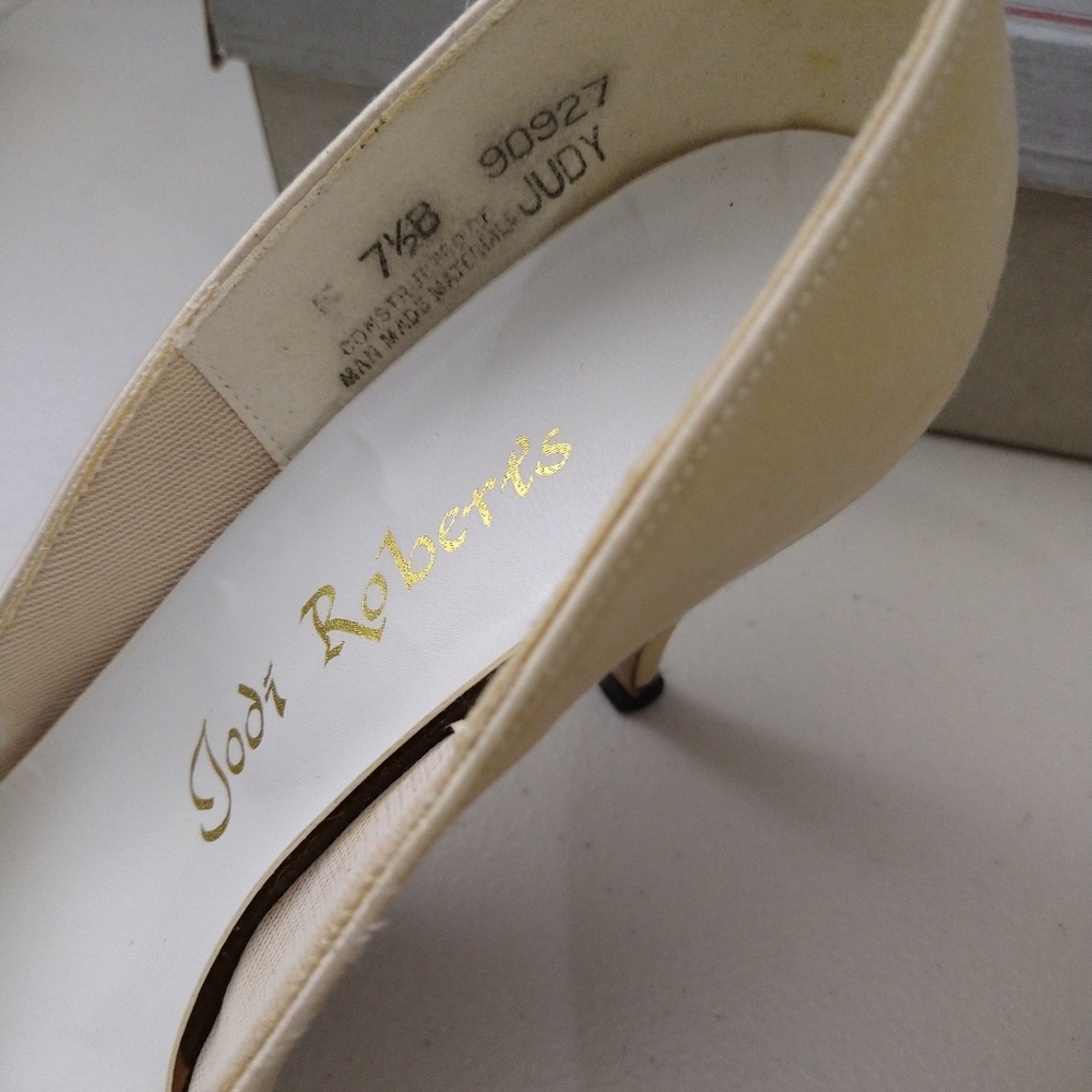 Gorgeous cream heels with rhinestone studs - Picture 5 of 11